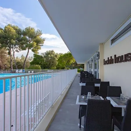 Beautiful Apartment: Sea View, Pool, Parking, Wifi Apartment